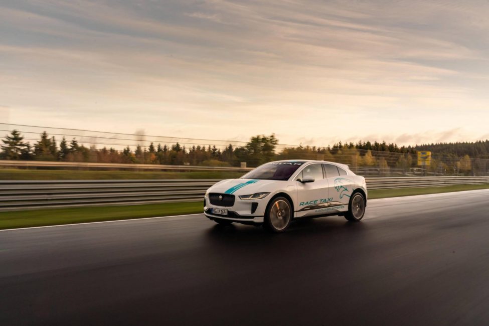 Jaguar Elektrikli SUV Nürburgring Pistinde.
