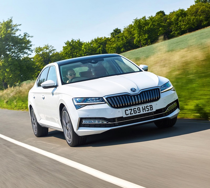 Skoda Superb plugin hybrid menzili.