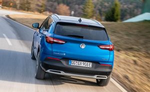 Opel Grandland X önden çekişli hibrit.