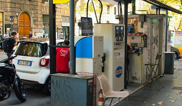 İtalya benzin istasyonları kapanıyor.